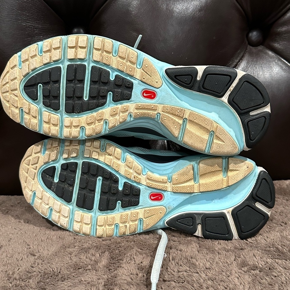Nike Women's Mint Green Athletic Shoes - Picture 4 of 9